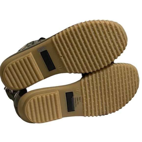 OLIVIA MILLER Water Resistant Black with Gold Sequin Duck Boots Size 7 N… - Picture 3 of 15